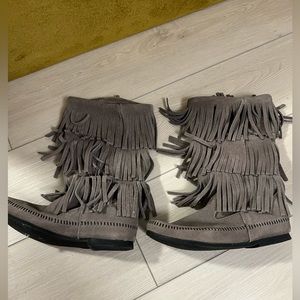Minnetonka Grey Size 8 Boots